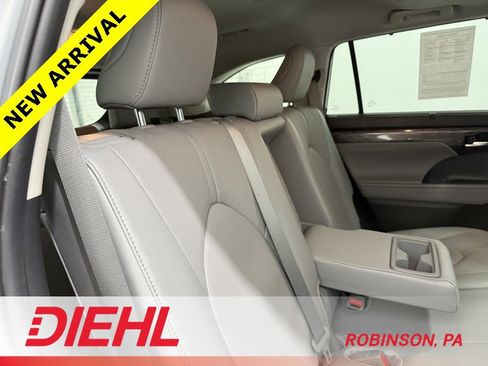 Used 2024 Toyota Highlander Limited image 12