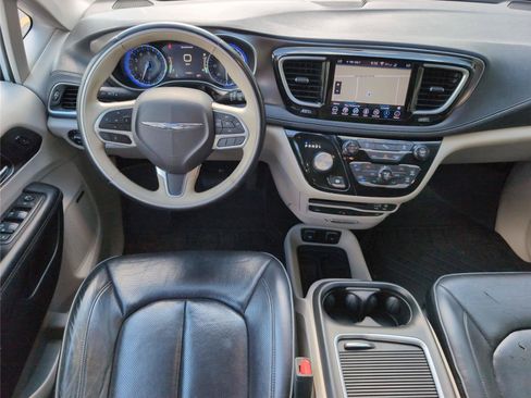 Used 2018 Chrysler Pacifica Limited FWD image 29