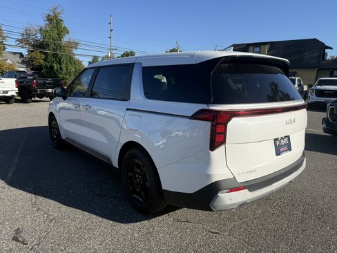 Used 2025 Kia Carnival FWD image 5