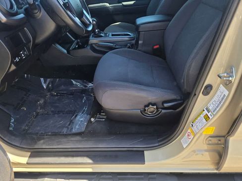 Used 2019 Toyota Tacoma TRD Off-Road AWD/4WD image 18