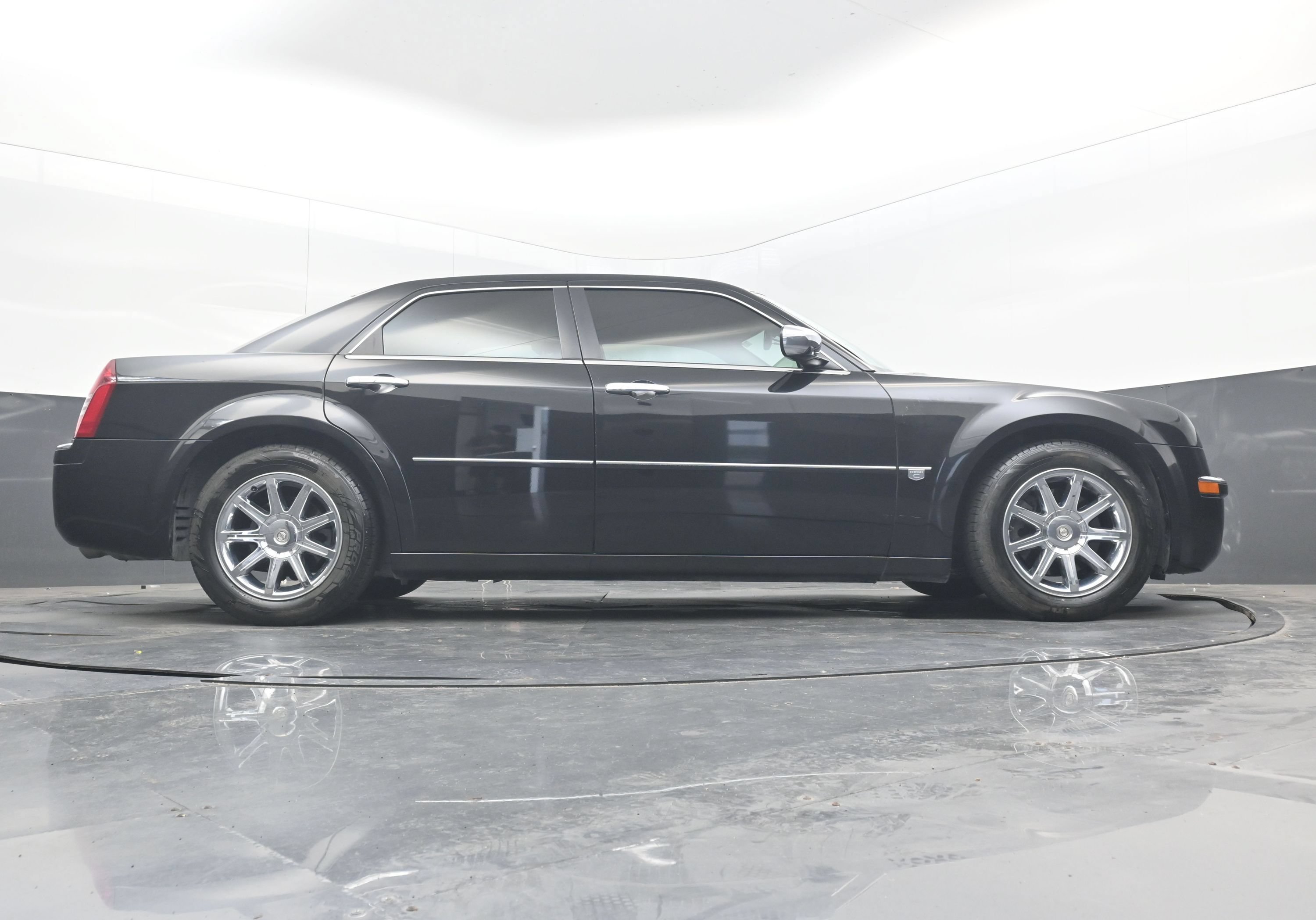 Used 2005 Chrysler 300 C w/ Navigation & Sound Group II RWD image 30