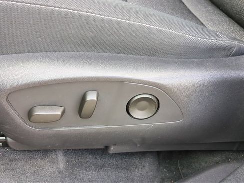 Used 2025 Chevrolet Traverse LT image 11