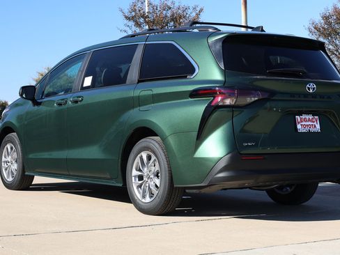 New 2026 Toyota Sienna XLE FWD image 8