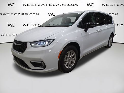 Used 2024 Chrysler Pacifica Touring-L image 1