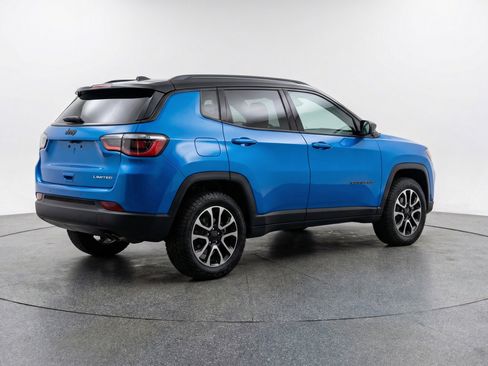 Used 2025 Jeep Compass Trailhawk w/ Trailer Tow Group AWD/4WD image 9