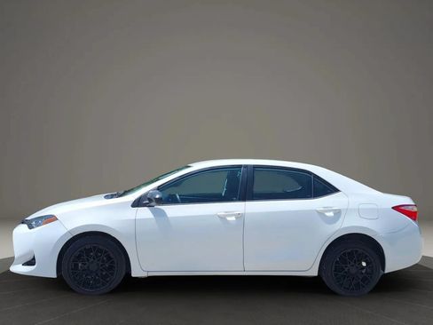 Used 2018 Toyota Corolla LE FWD image 2