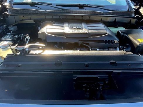 Used 2018 Nissan Titan SV image 9