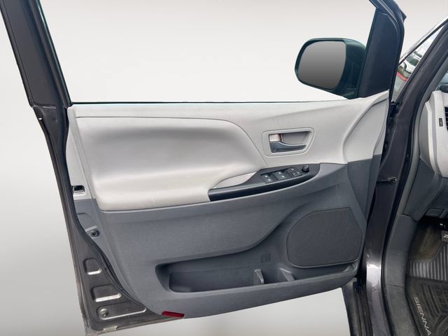 Used 2015 Toyota Sienna LE AWD/4WD image 10