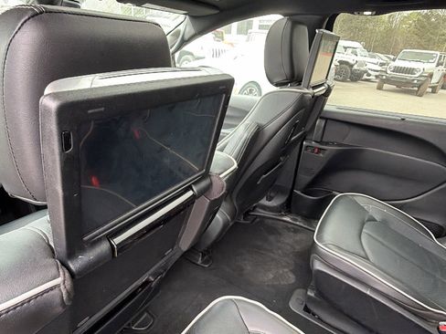 Used 2024 Chrysler Pacifica Premium image 24