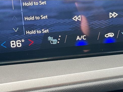 Used 2024 Chevrolet Traverse LT image 19