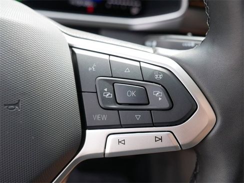 Certified 2025 Volkswagen Taos SE image 26