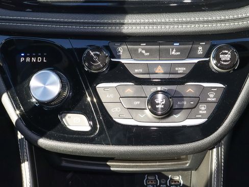 Used 2025 Chrysler Pacifica Limited image 25