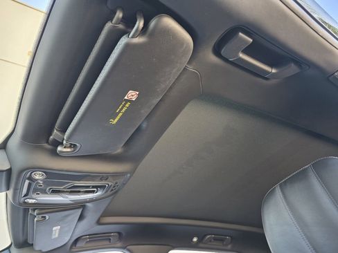 Used 2017 Bentley Bentayga image 23