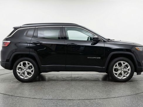 Used 2025 Jeep Compass Latitude image 11