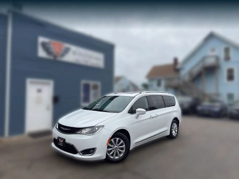 Used 2018 Chrysler Pacifica Touring-L Plus w/ Advanced Safetytec Group FWD image 1