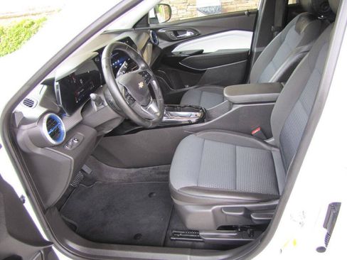 Used 2025 Chevrolet Trax LT w/ Driver Confidence Package FWD image 12