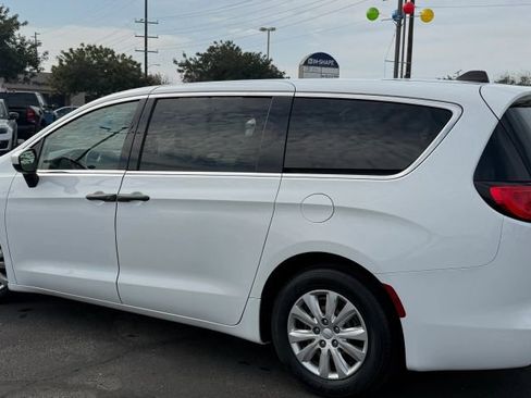 Used 2020 Chrysler Voyager L image 17