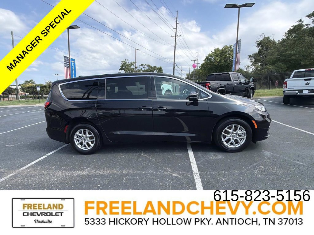Used 2025 Chrysler Pacifica Select FWD image 2