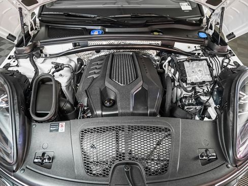 Certified 2025 Porsche Macan image 13