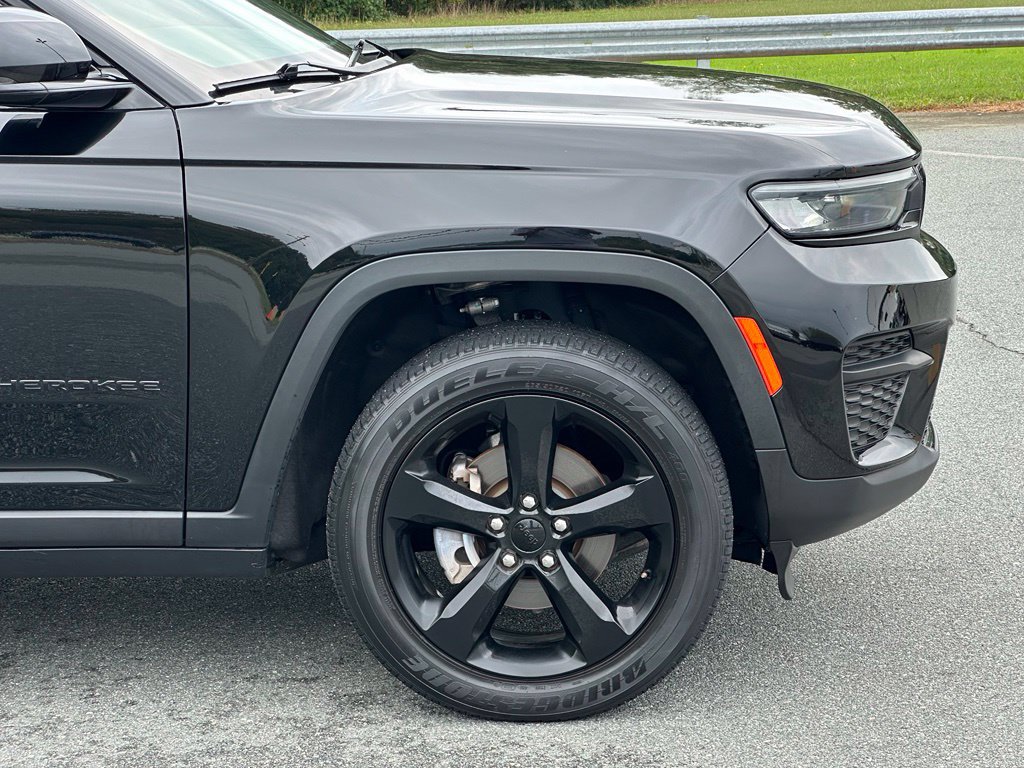 Used 2023 Jeep Grand Cherokee Altitude AWD/4WD image 44