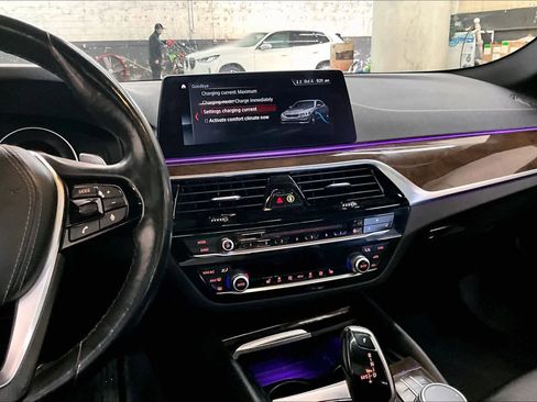 Used 2018 BMW 530e 530e iPerformance image 9