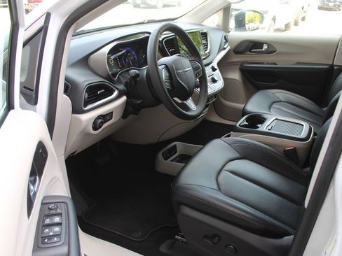 Used 2024 Chrysler Pacifica Touring-L FWD image 29