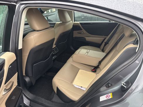 Used 2019 Lexus ES 350 w/ Premium Package image 4