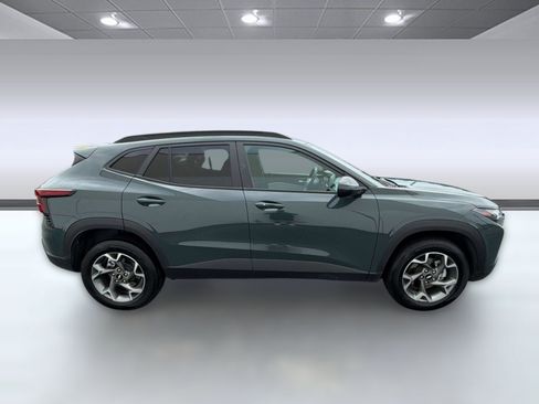 Used 2025 Chevrolet Trax LT w/ LT Convenience Package FWD image 8
