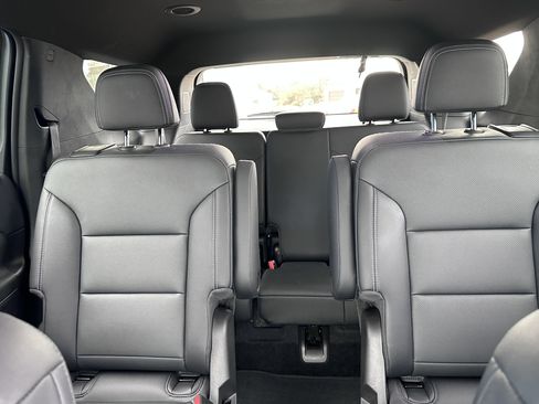 Used 2025 Chevrolet Traverse LT image 18