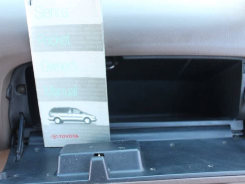 Used 1998 Toyota Sienna LE FWD image 40