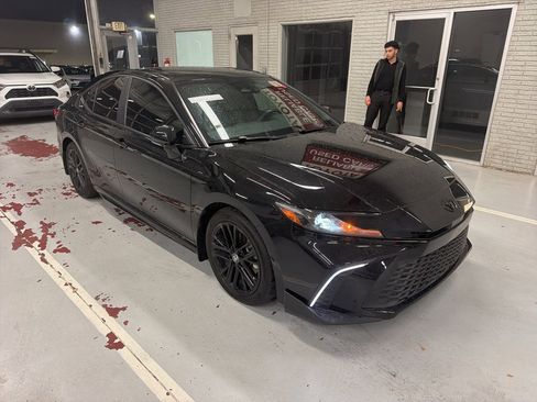 Used 2025 Toyota Camry SE w/ Convenience Package image 3