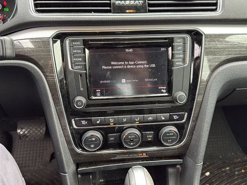 Used 2018 Volkswagen Passat 2.0T SE w/ SE Lighting Package image 19