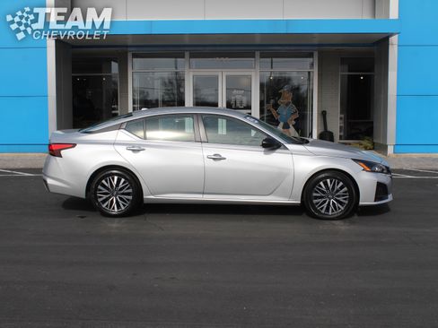 Used 2024 Nissan Altima 2.5 SV image 3