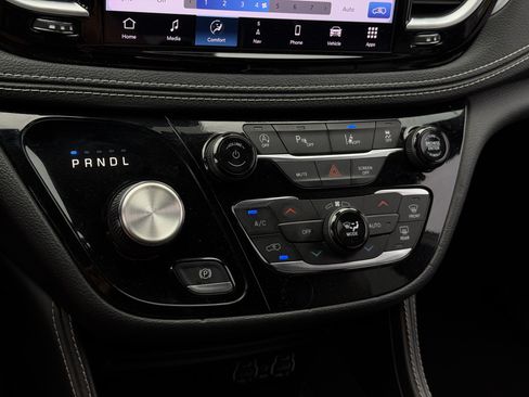 Used 2025 Chrysler Pacifica Limited FWD image 27