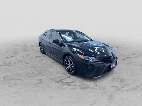 Used 2019 Toyota Camry SE image 3