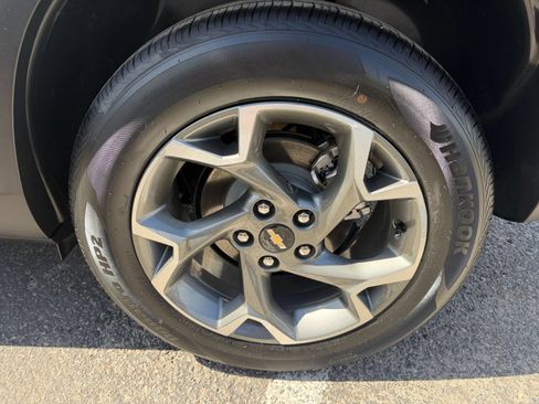 Used 2025 Chevrolet Trax LT FWD image 29
