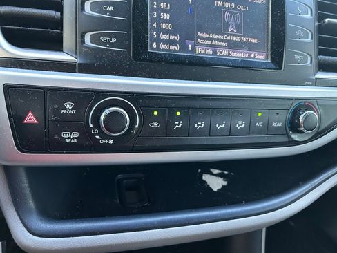 Used 2019 Toyota Highlander LE FWD image 28