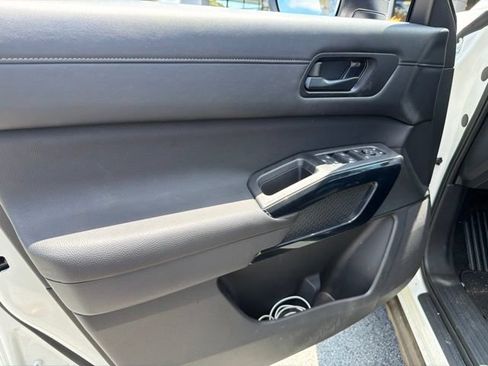 Used 2025 Nissan Pathfinder S FWD image 11