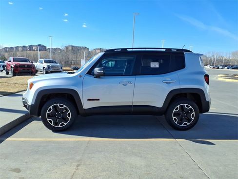 Used 2016 Jeep Renegade Trailhawk image 3