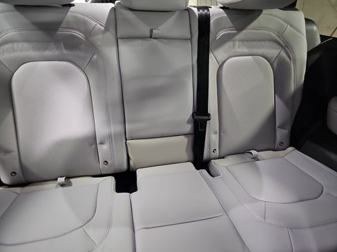 Used 2025 Land Rover Defender 90 X-Dynamic SE image 11