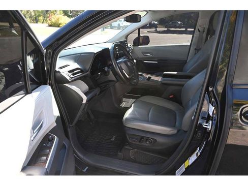 Used 2022 Toyota Sienna XLE image 13