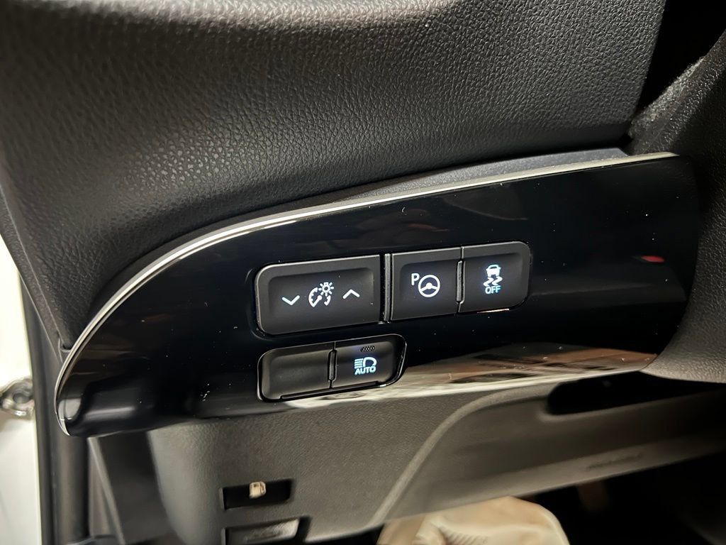 Certified 2022 Toyota Prius LE FWD image 34