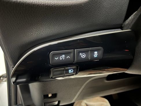 Certified 2022 Toyota Prius LE FWD image 34