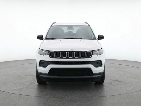 Used 2025 Jeep Compass Latitude AWD/4WD image 2