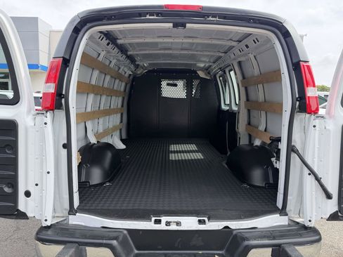 Used 2022 Chevrolet Express 2500 w/ Driver Convenience Package RWD image 10