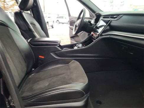 Used 2023 Jeep Grand Cherokee L Laredo image 17