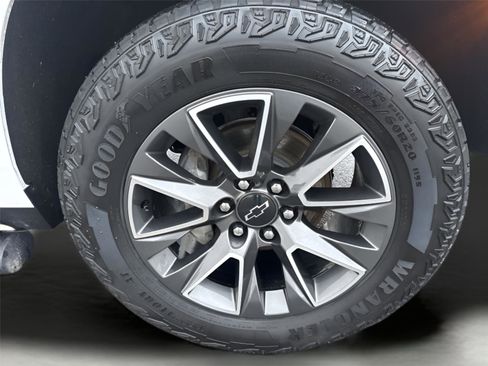 Used 2024 Chevrolet Suburban Z71 w/ Luxury Package image 9