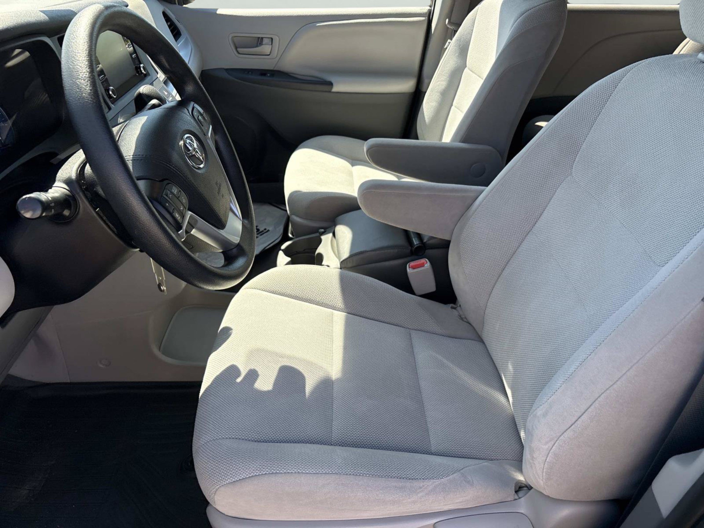 Used 2020 Toyota Sienna L FWD image 20