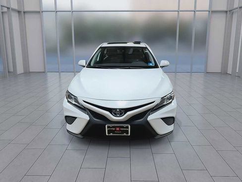 Used 2020 Toyota Camry SE w/ Sunroof Package FWD image 3