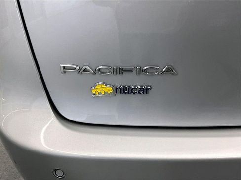 Used 2023 Chrysler Pacifica Touring-L FWD image 28